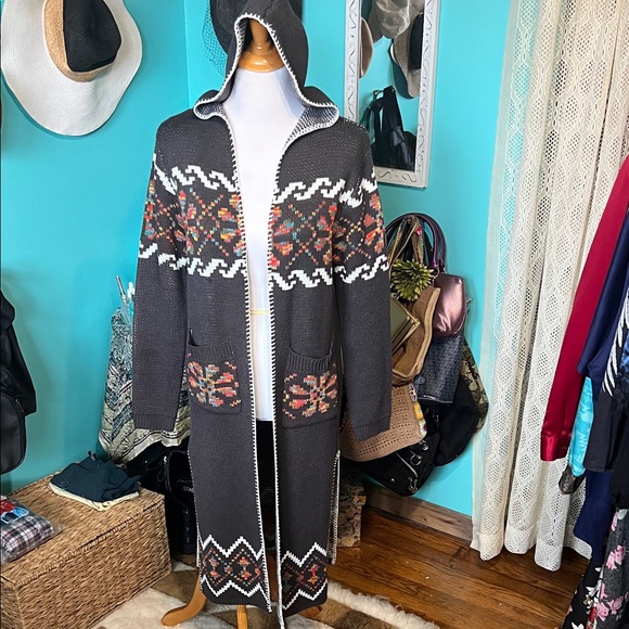 Sweaters - Chic Hooded Cardigan with Patterned Design